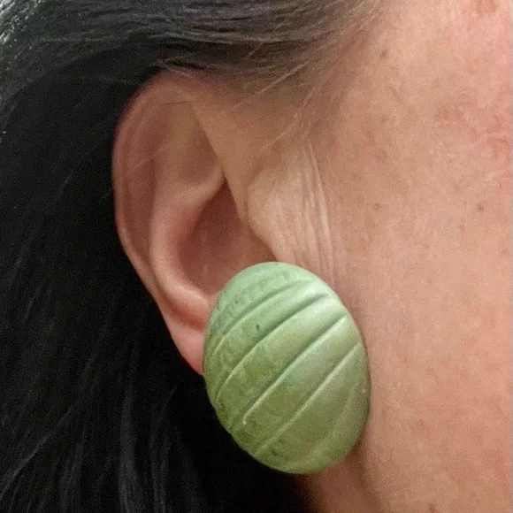 Jade Stone Ribbed Earrings - Picture 16 of 16